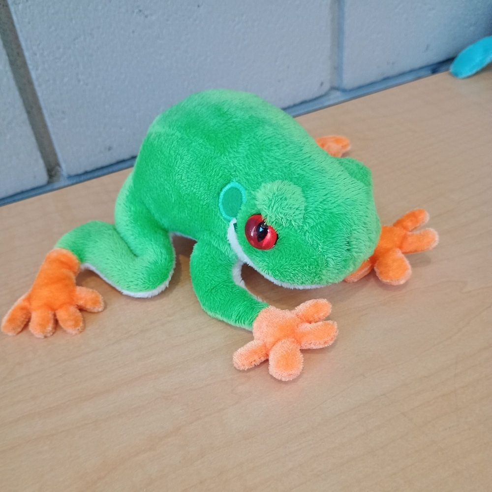 Mary Meyer Rainforest Alliance Green Realistic Tree Frog Plush - Picture 2 of 12